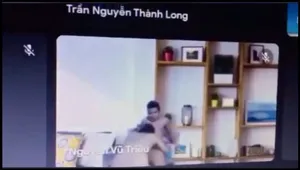 Học online quên không tắt camera lộ cảnh em gái đang mút mút